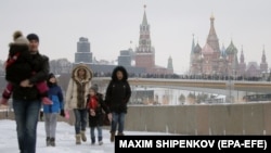 Jedan od ciljeva spoljnopolitičkih avantura Kremlja, kako ističe Lukas, je da skrenu pažnju ruske javnosti sa domaćih problema