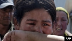 Сльози на кордоні: Киргизькі біженці втікають від насильства