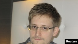 Пока Эдвард Сноуден остается в транзитной зоне аэропорта Шереметьево