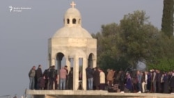 Sporna krstionica za sada ostaje na crnogorskoj obali Sporna krstionica za sada ostaje na crnogorskoj obali