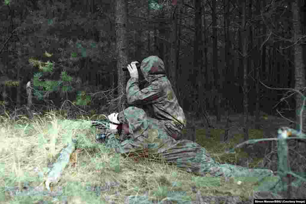 Агенты Штази наблюдают за ориентиром. Эти фотографии – часть коллекции немецкого художника Симона Меннера, который провел два года в архиве бывшего Министерства госбезопасности ГДР (Штази), которые остались после падения коммунистического режима в Германии. 