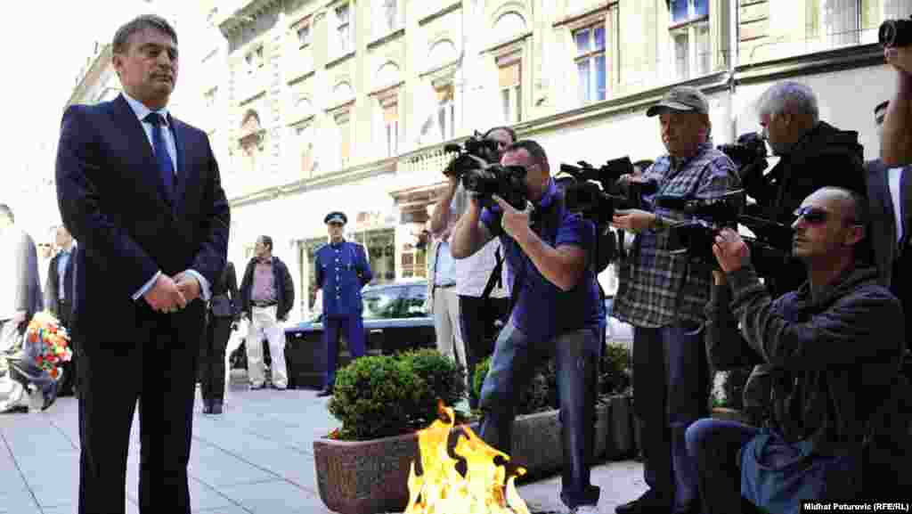 Član Predsjedništva BiH Željko Komšić položio cvijeće na spomen-obilježje Vječna vatra, Sarajevo, 9. maj 2012. Foto: RSE / Midhat Poturović