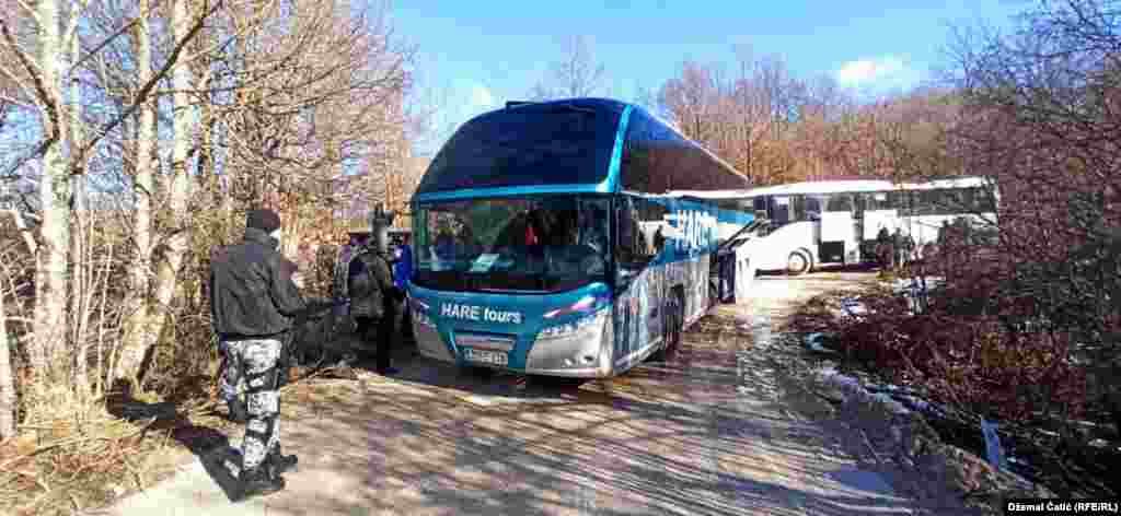 Autobus sa migrantima odlazi iz prostora kampa "Lipa".