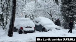 თოვლით დაფარული ავტომობილები ბათუმში