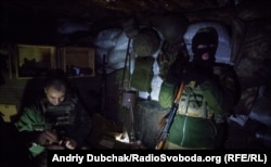 Воины набивают патронами рожки для автоматов. Многие из них не хотят «светить» лицо на камеры, для родных эти ребята «на полигоне»