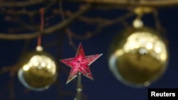 საბჭოთა კავშირში დაგმობილი იყო შობა-ახალ წელთან დაკავშირებული ყველა რიტუალი - მეკვლეობა, ალილო და ა.შ. ბეთლემის საშობაო ვარსკვლავის ნაცვლად, თაყვანისცემის საგნად კომუნისტურ, ხუთქიმიან წითელ ვარსკვლავს იყენებდნენ, რომელსაც მოგვიანებით ნაძვის ხის წვერზე მიუჩინეს საპატიო ადგილი