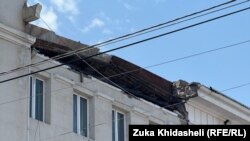 თევდორე მღვდლის ქუჩაზე, 14 ივლისს ჩამონგრეული სახლის ფასადი
