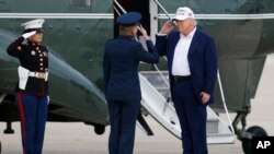 Američki predsjednik Donald Trump pozdravlja pukovnicu Ratnog vazduhoplovstva prije ukrcavanja u helikopter Marine One 25. maja.