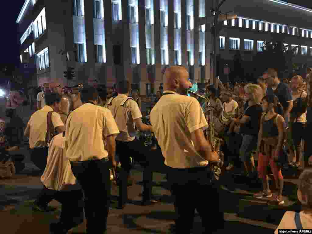 Orkestar limenih duvača "Bandakadabra" iz Italije na spaja tradiciju hodajućih trubačkih sastava sa aktuelnim trendovima u muzici 