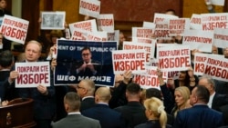 Jedni u sali, drugi u holu: Poslanici Skupštine Srbije položili zakletvu Jedni u sali, drugi u holu: Poslanici Skupštine Srbije položili zakletvu