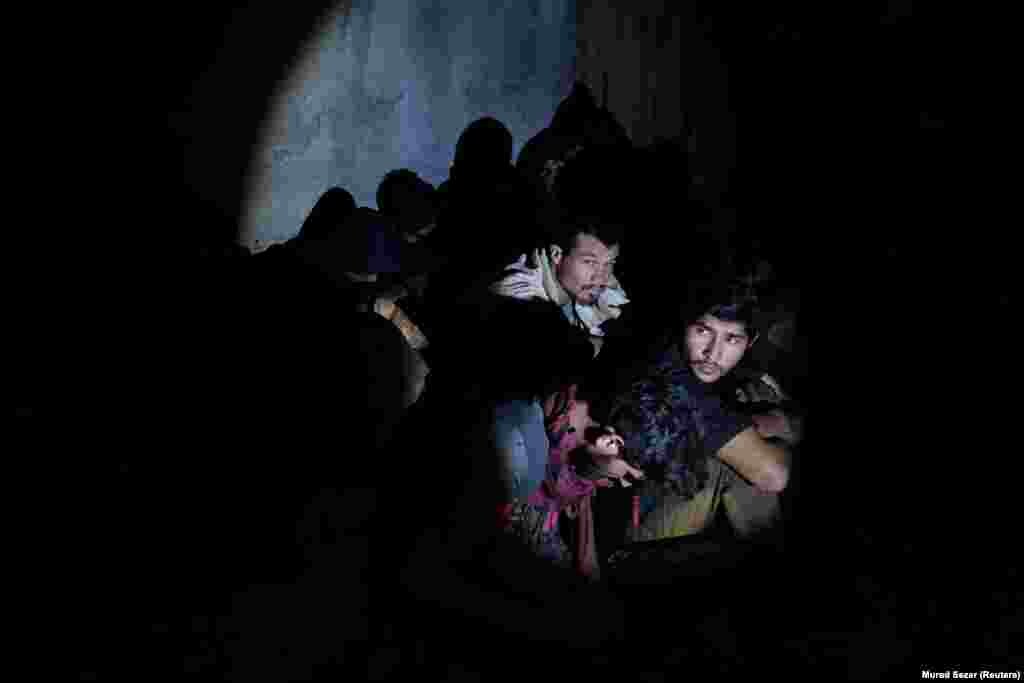 Broj do sada privedenih neregularnih afganistanskih migranata u Turskoj je ove godine manji za petinu od broja privedenih 2019. godine, a zvaničnici kažu da još nisu vidjeli znakove velikog porasta od prošlosedmičnog talibanskog preuzimanja vlasti u Afganistanu, iako velika udaljenost znači da izbjeglicama treba vremena da stignu do granica druge države. na fotografiji: afganistanski migranti nakon što su iz privele turske snage sigurnosti u pograničnom gradu Van, Turska, (21. avgust)