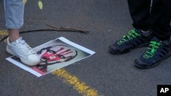 Poster sa portretom ruskog predsednika Vladimira Putina na ulici tokom protesta ispred ruske ambasade u Beogradu, Srbija, petak, 16. februar 2024.