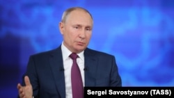 Владимир Путин во время прямой линии, Москва, 30 июня 2021 года