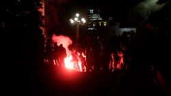 Demonstranti sa bakljama ispred Skupštine Srbije, 7. jul