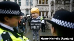 Demonstranti ispred Vrhovnog suda nakon što je donesena odluka o Johnosnovoj suspenziji Parlamenta