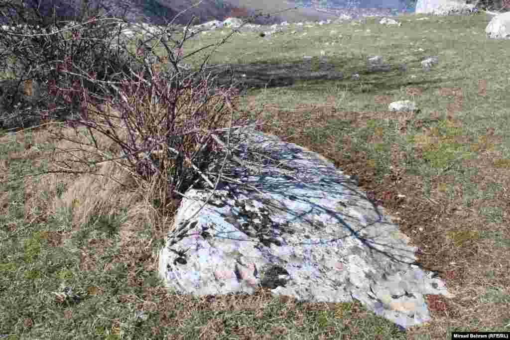 Veliki broj stećaka na lokalitetu kod sela Dobrč potonuo je u zemlju.