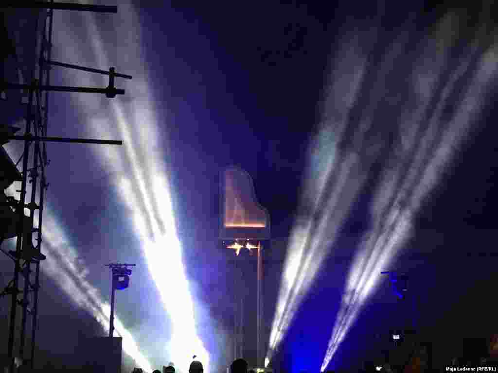  Spektakularno otvaranje Festivala uličnih svirača uz pijanistu Davida Morena, koji svira na osam metara visine