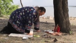 Леонид Сунгоркин проводит обряд приношения Амуру. 2018 год Леонид Сунгоркин проводит обряд приношения Амуру. 2018 год