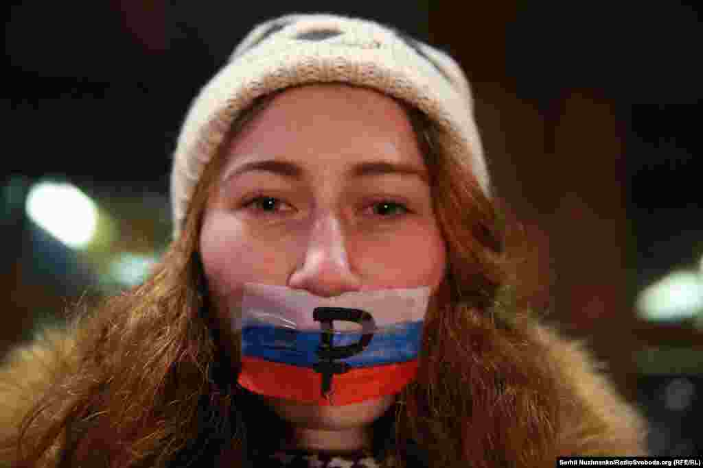 Активісти з ротами, заклеєними російськими прапорами зі знаком рубля, тримали &laquo;заляпані кров&rsquo;ю&raquo; плакати з тими гаслами, якими прихильники згаданих артистів і проросійські діячі виправдовують їхні дії