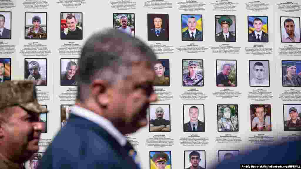 Президент Петро Порошенко та міністр оборони України Степан Полторак біля стіни пам'яті полеглих за Україну