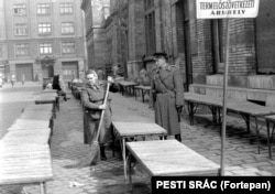 Полицейский и уборщица за работой. Будапешт, 1960 год