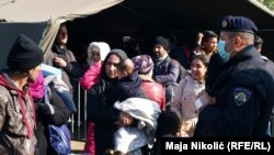 Izbjeglice na granici Berkasovo-Bapska