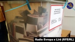 Listići u glasačkoj kutiji, Kosovo (foto arhiv)