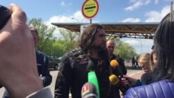 Російський байкер «Хірург» журналісту «Белсату»: «Вали звідси!» (відео) Російський байкер «Хірург» журналісту «Белсату»: «Вали звідси!» (відео)