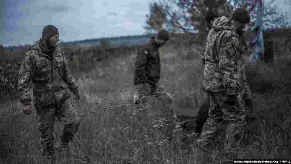 Солдаты осматривают место, где расставили мишени. Почти все – обезврежены