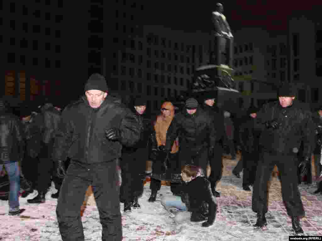 У Мінську в день виборів президента Білорусі відбулися сутички опозиції і правоохоронців