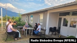 Porodica El-Barawi u kampu Salakovac kod Mostara. 