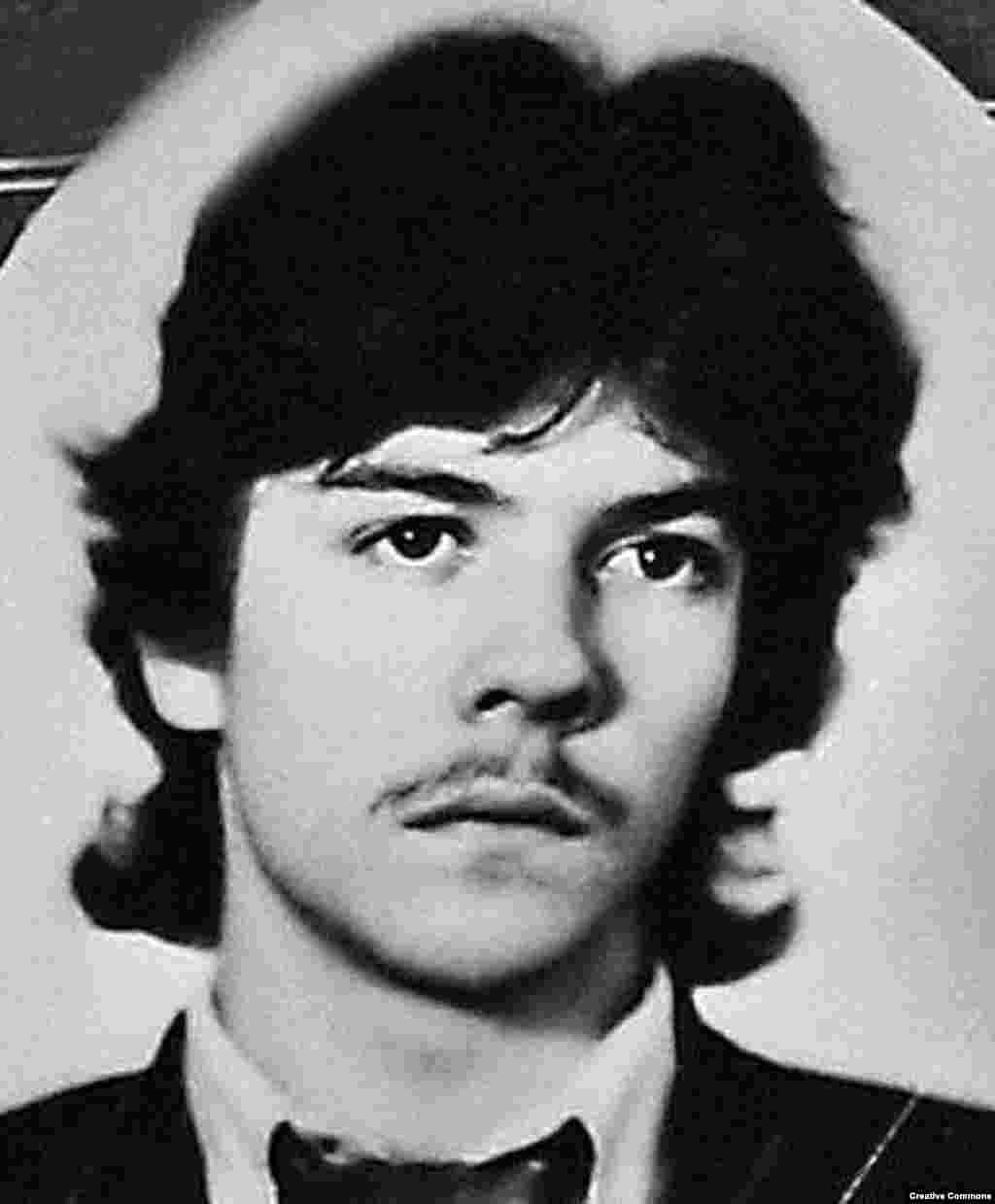 Nedatirana fotografija na kojoj se vidi Dmitrij Medvedev u mladosti. Rođen je 1965. u Sankt Peterburgu koji se tada zvao Lenjingrad gdje je srudirao i podučavao pravo.