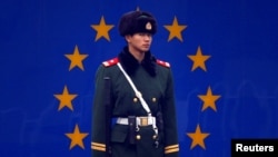 Sve dublje preispitivanje odnosa: Kineski policajac ispred Ambasade EU u Pekingu.