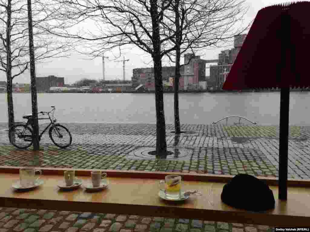 Вид на королевскую гавань из окна кинотеатра "Лантарен"