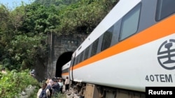 Рятувальники намагаються дістатися до чотирьох вагонів всередині тунелю, які були «сильно пошкоджені»