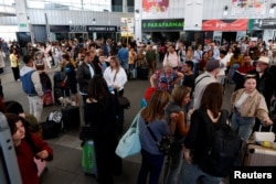 Ljudi čekaju na železničkoj stanici Hoakin Sorolja, nakon što su putnici ostali zarobljeni tokom nestanka struje koji je pogodio velike dijelove Španije, u Valensiji, 28. aprila 2025.