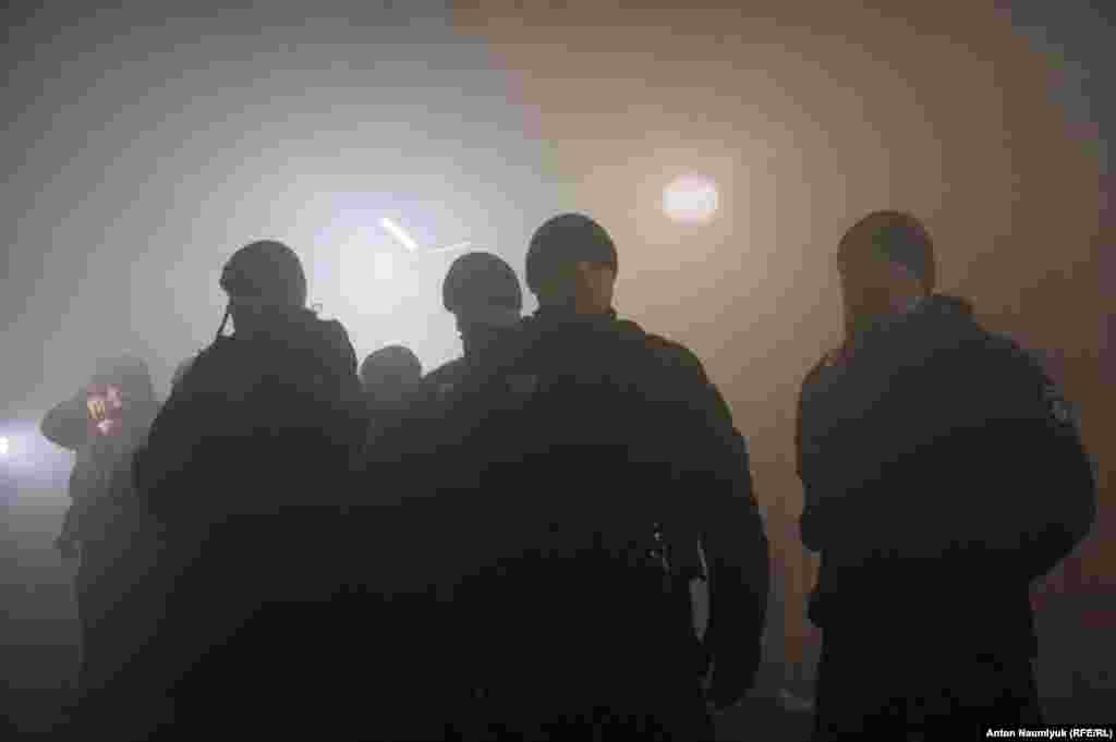 В ФСБ России подтвердили, что три корабля военно-морских сил Украины были захвачены, троим раненым морякам была оказана медицинская помощь.