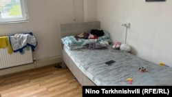 ერთ-ერთი ოთახი, სადაც სუროგატი დედები შვილებთან ერთად ცხოვრობენ, 31 მარტი, 2025 წელი