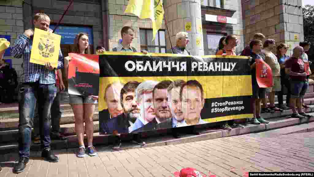 Акція біля будівлі Національної ради України з питань телебачення і радіомовлення з вимогою позбавити телеканал «Інтер» ліцензії. Київ, 27 червня 2018 року. БІЛЬШЕ ПРО ЦЕ