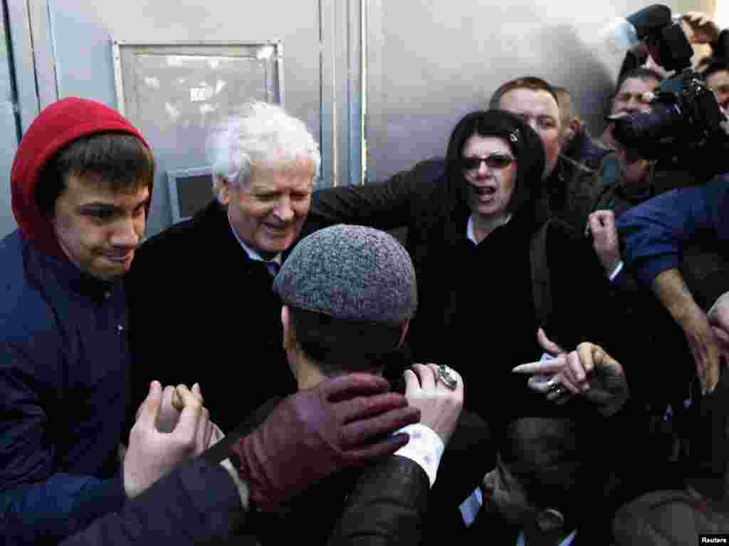 Fikret Abdić neposredno po izlasku iz zatvora, Pula, 09.03.2012. Foto: Reuters / Antonio Bronić