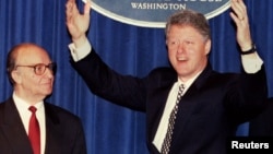 Pristanak na odlaganje ukidanja embarga: Alija Izetbegović i Bil Klinton