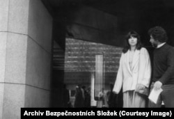 ზამთრის დღე, წყვილი ეროვნულ თეატრთან.