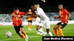 У першому турі мадридський «Реал» несподівано вдома поступився «Шахтарю», але після половини зіграних матчів випередив донеччан за рахунок кращої різниці м'ячів