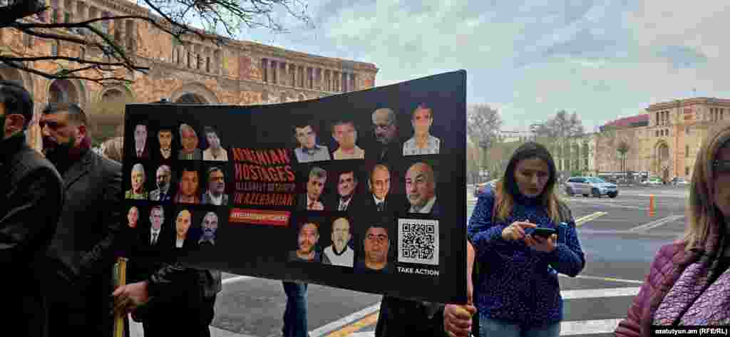 Demonstranti ispred armenske vlade zahtijevaju efikasniji pristup za povratak armenskih ratnih zarobljenika i talaca koji se drže u azerbejdžanskoj prijestolnici Bakuu, Erevan, 20. marta.