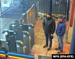 Agenții ruși Aleksandr Petrov și Ruslan Boșirov la gara din Salisbury, unde au încercat să-l ucidă pe Serghei Skripal.
