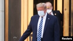 Američki predsjednik Donald Trump izlazi iz vojno-medicinskog centra Walter Reed Mecidal Centra nakon liječenja od bolesti COVID-19, 5. oktobra 2020. 