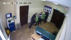 Полицейский в Марий Эл применяет силу из-за отказа женщины снять кроссовки Полицейский в Марий Эл применяет силу из-за отказа женщины снять кроссовки