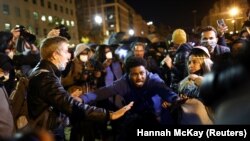 Građani okupljeni na Black Lives Matter Plaza u blizini Bele kuće