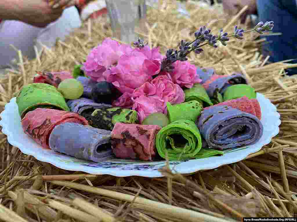 У меню лавандової кав’ярні – кольорові млинці, які готує мама власника. Двоє доньок задіяні у проведенні дегустацій. На літо тут працевлаштовуються для підробітку та допомоги з туристами старшокласники місцевої школи