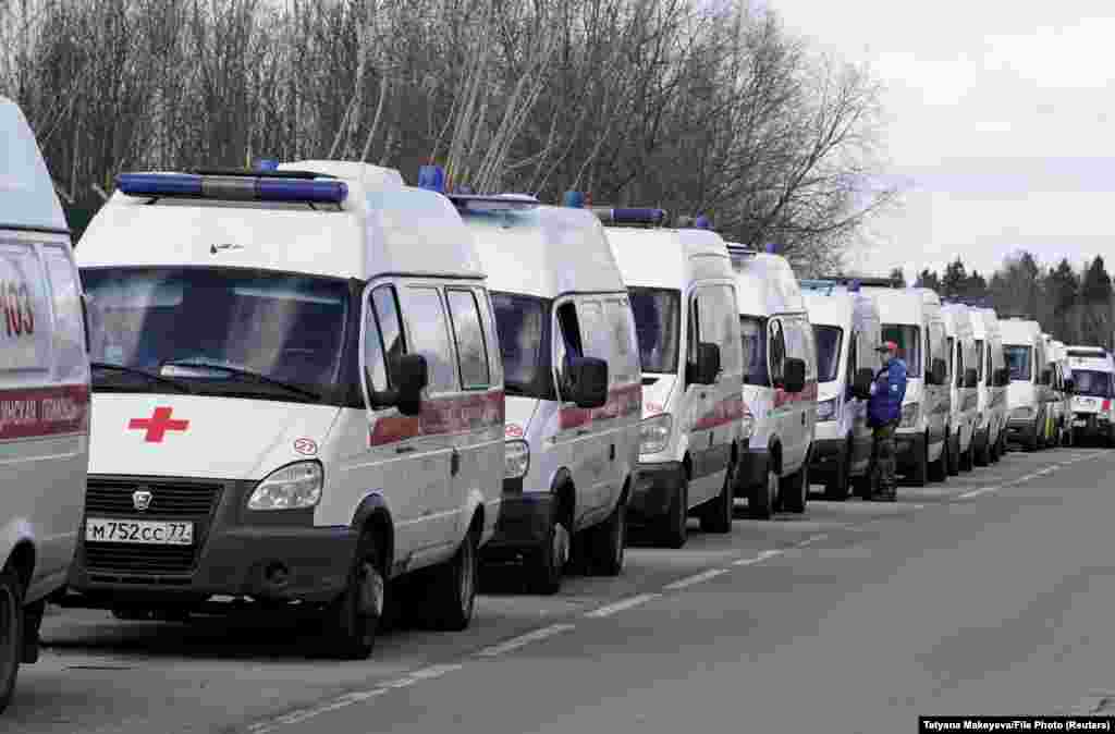 FILE PHOTO: Ambulances queue before driving onto the adjacent territory of a local hospital amid the coronavirus (COVID-19) pandemic in Khimki outside Moscow